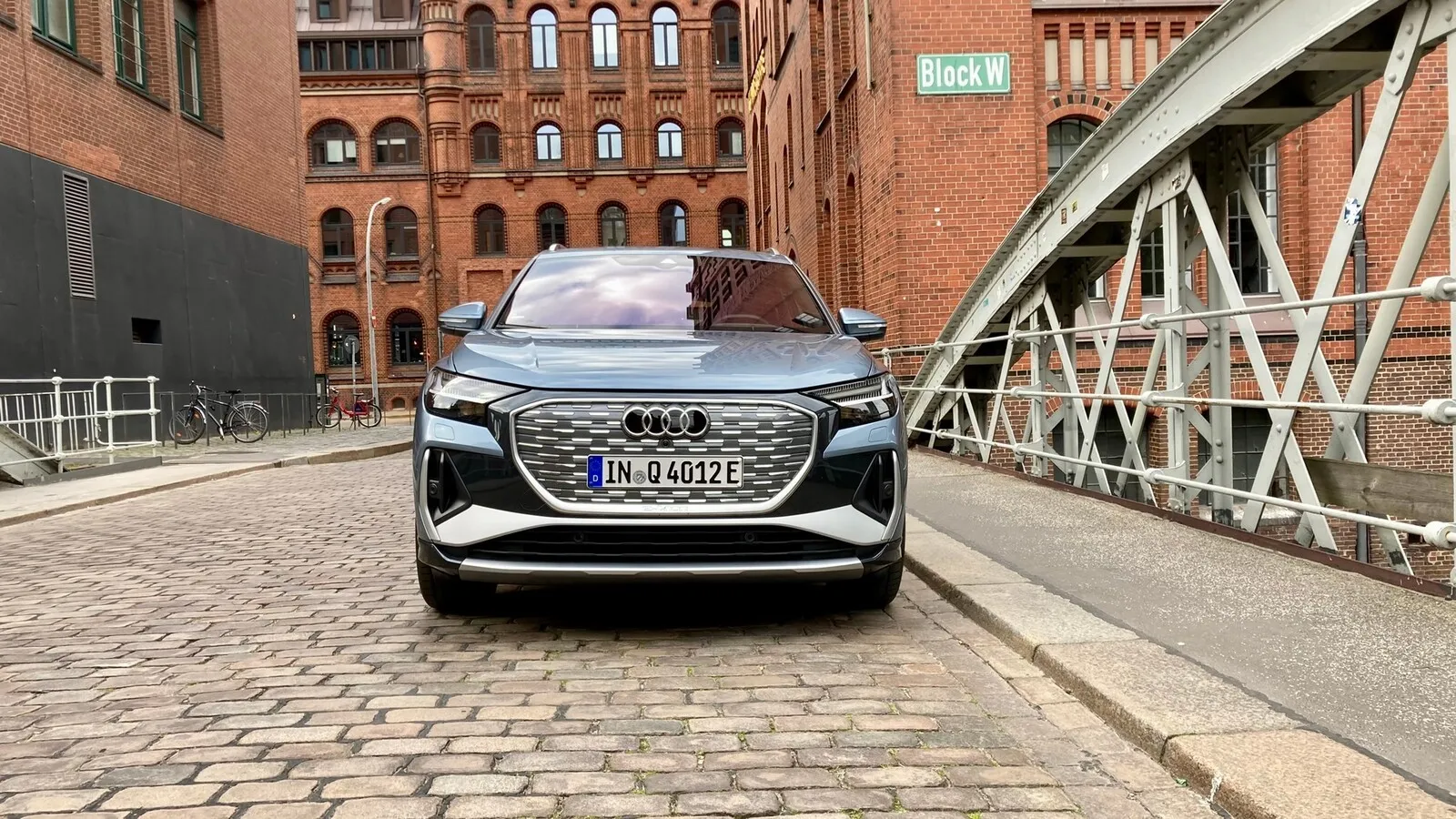 Auch für den Q4 gibt es den typischen großen Audi-Grill – mit abgerundeten Kanten und eingebettet in einen schwarzen Kunststoff-Rahmen.