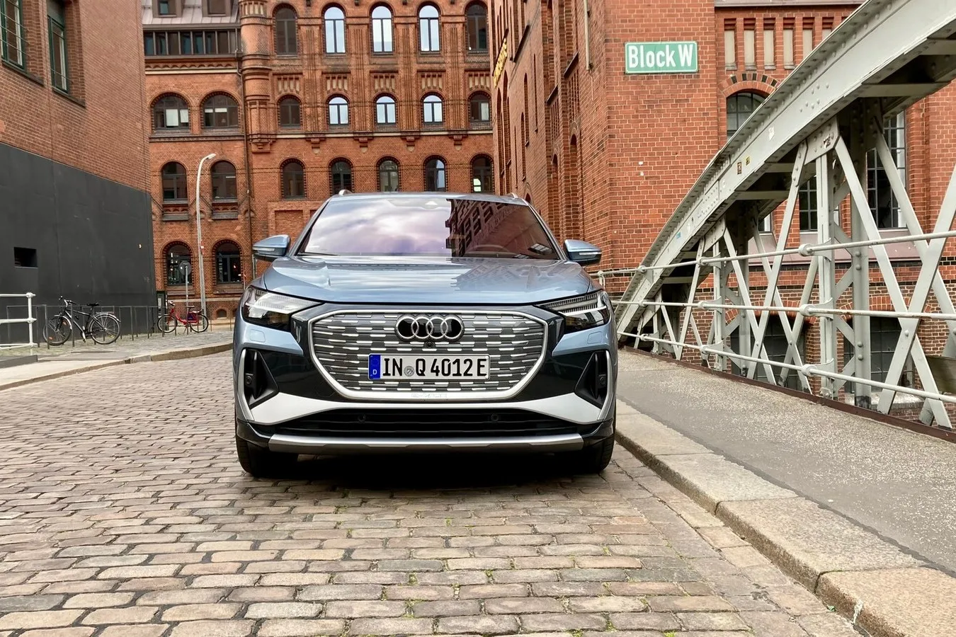 Auch für den Q4 gibt es den typischen großen Audi-Grill – mit abgerundeten Kanten und eingebettet in einen schwarzen Kunststoff-Rahmen.