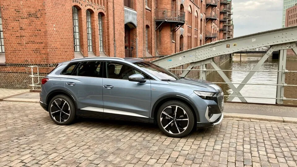 Der Q4 bildet den Einstieg in die Elektroauto-Palette von Audi. Prägnantes, aber weniger aggressives Design als bei vielen Audi-Verbrennermodellen.