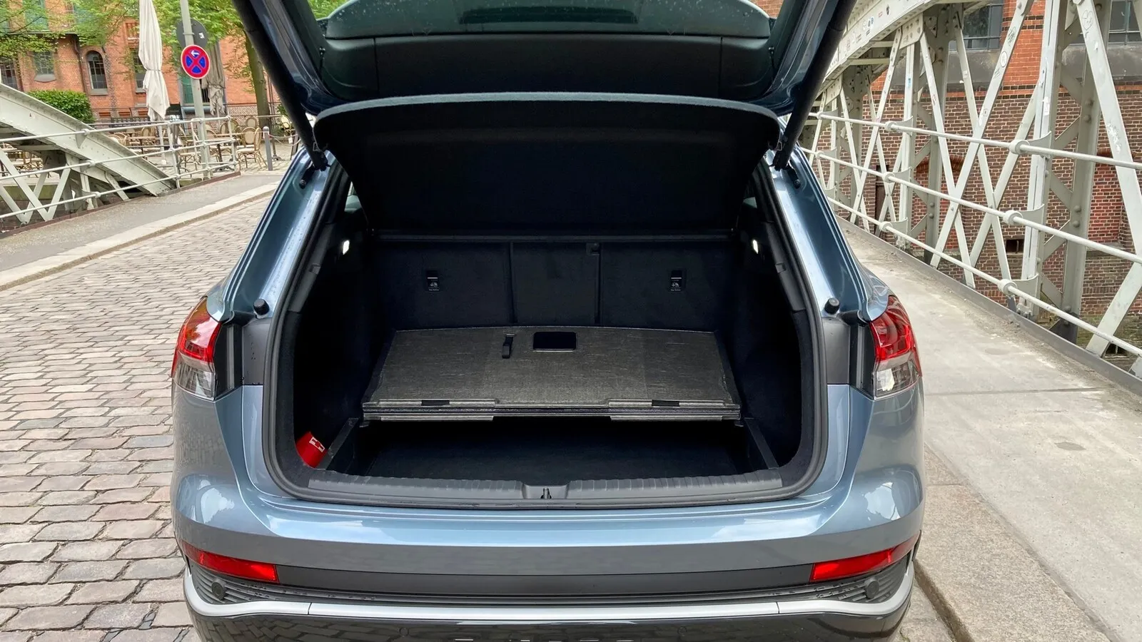 Unter dem doppelten Ladeboden lassen sich zum Beispiel die Ladekabel des Elektro-SUVs verstauen.