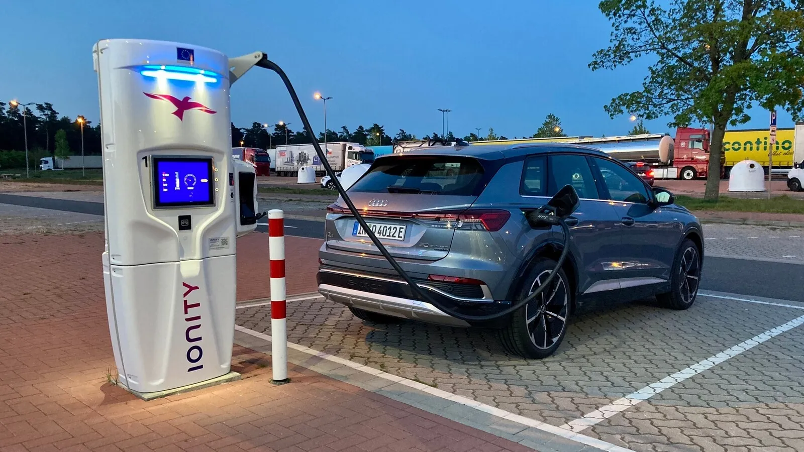 Geladen wird der Audi Q4 mit maximal 135 kW an der Schnellladesäule. Unser Testwagen ohne Software-Update schafft laut Werk maximal 125 kW.