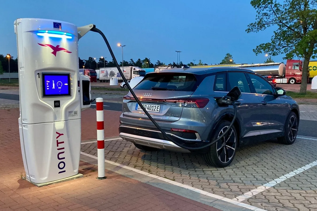 Geladen wird der Audi Q4 mit maximal 135 kW an der Schnellladesäule. Unser Testwagen ohne Software-Update schafft laut Werk maximal 125 kW.