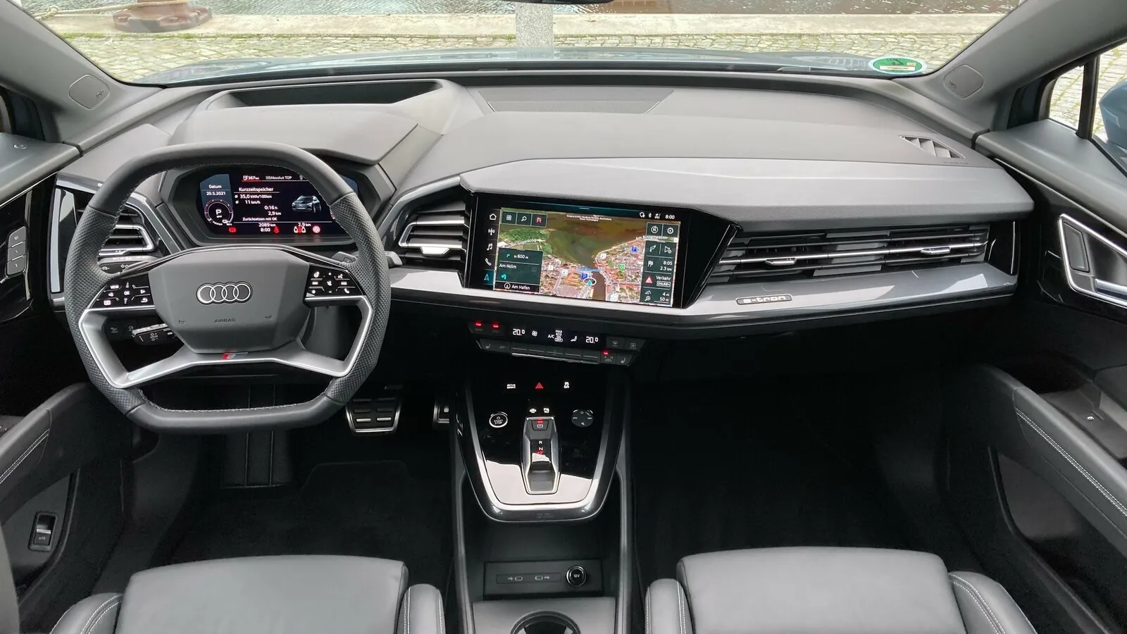 10,25-Zoll-Digitalinstrumente und der 10,1-Zoll-Touchscreen sind Serie, später folgt optional ein 11,6-Zoll-Monitor.