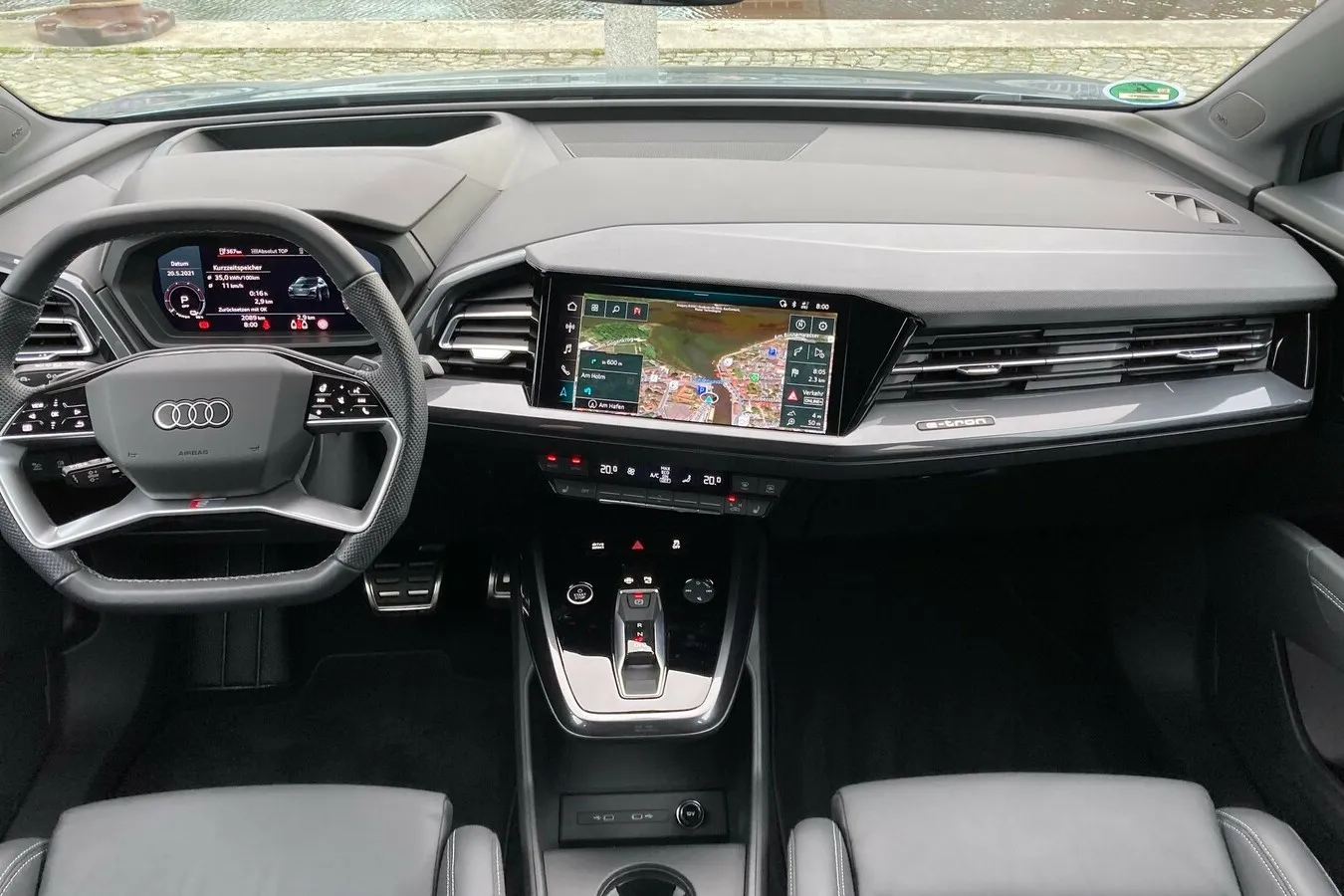 10,25-Zoll-Digitalinstrumente und der 10,1-Zoll-Touchscreen sind Serie, später folgt optional ein 11,6-Zoll-Monitor.