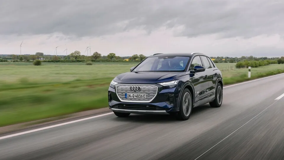 In unserem Vergleich „Verbrenner-Elektroauto“ fährt der Audi Q4 40 e-Tron den größten Wartungskostenvorteil ein.