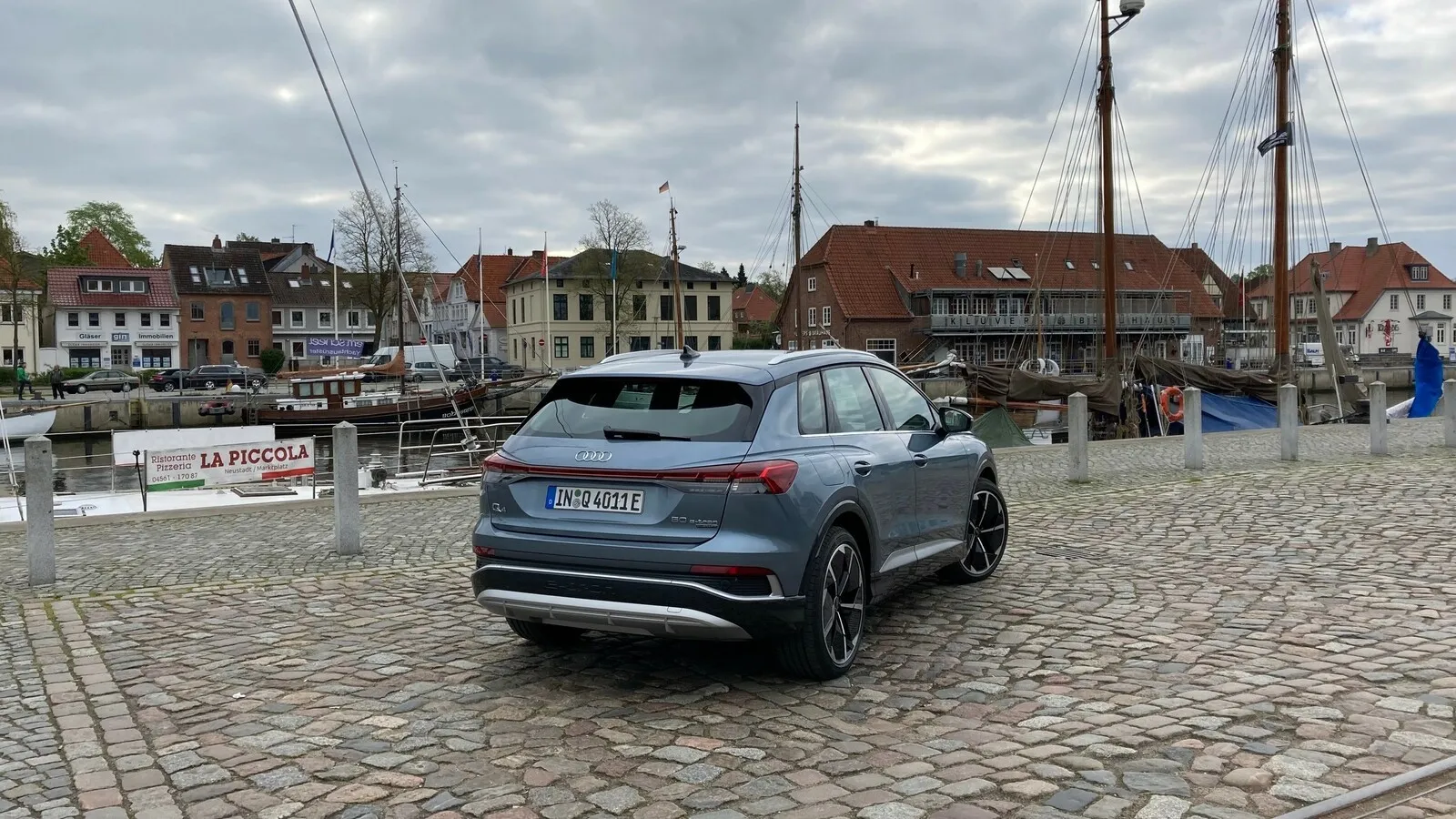Auch am Heck dominieren runde Linien, markant ist das mittlerweile Audi-typische durchgehende Leuchtenband.