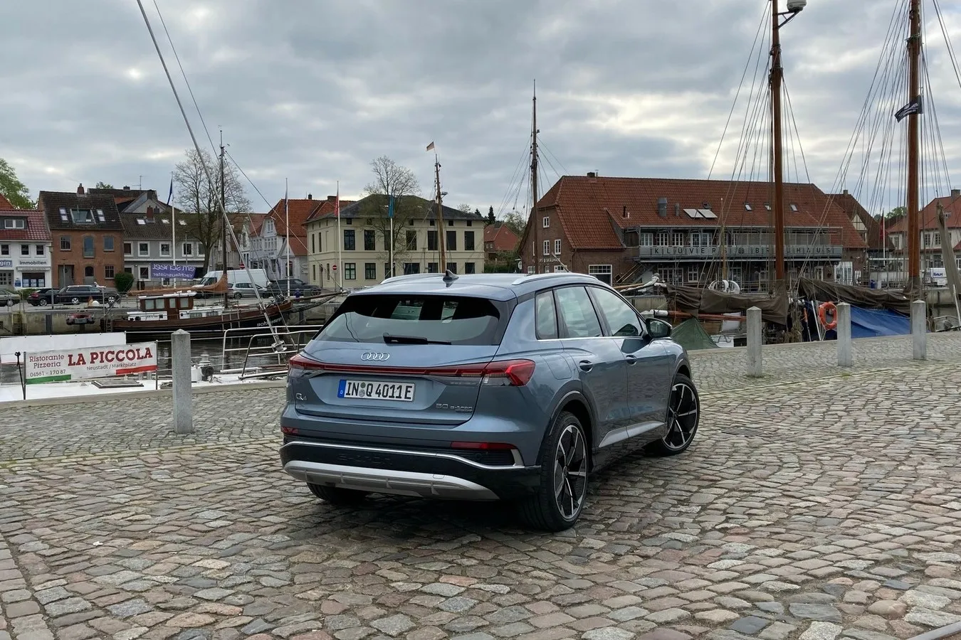 Auch am Heck dominieren runde Linien, markant ist das mittlerweile Audi-typische durchgehende Leuchtenband.