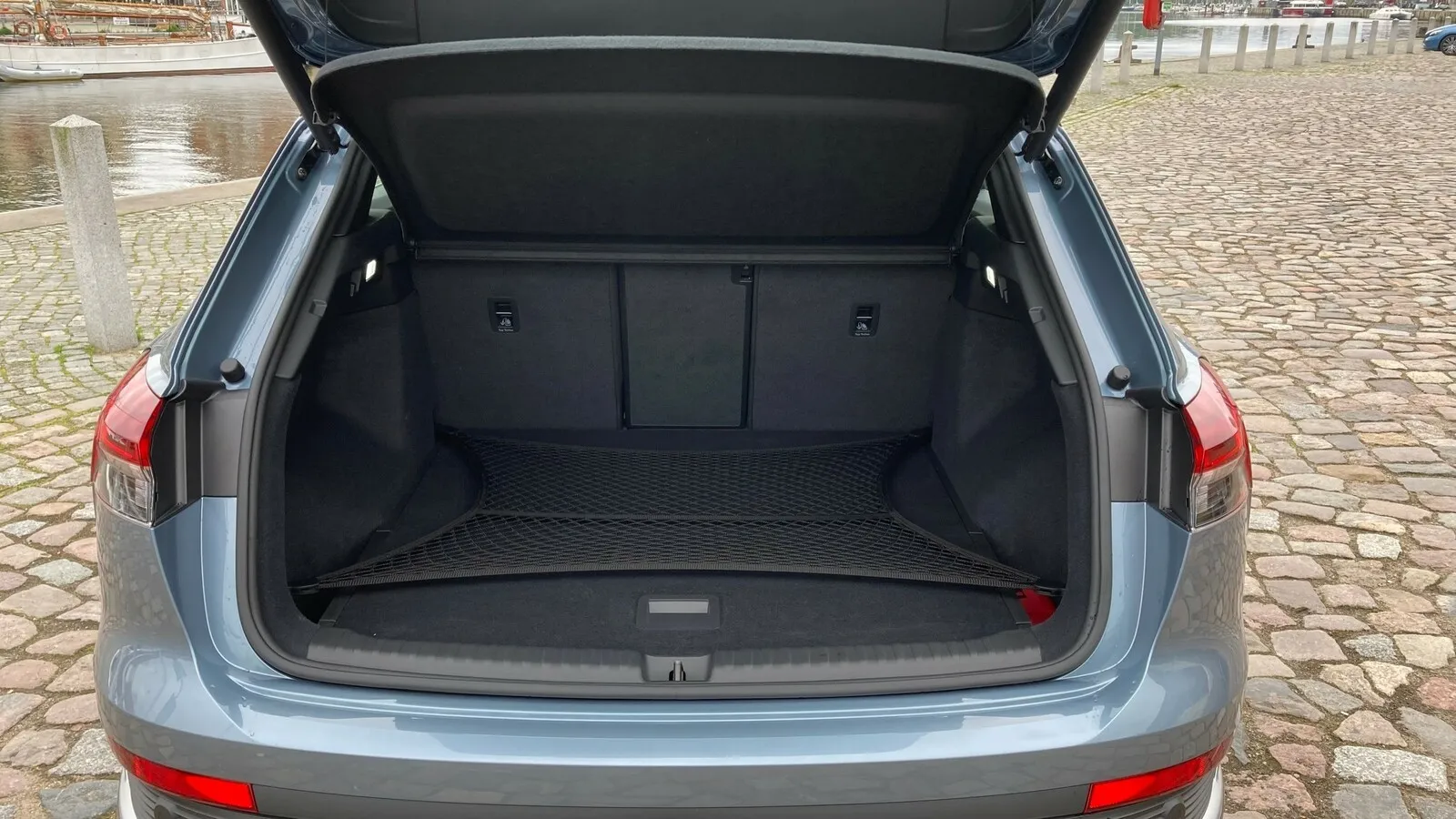 Mit 520 bis 1.490 Litern Kofferraumvolumen fasst das kompakte Elektro-SUV auch eine Menge Gepäck. Genug Platz für die Passagiere vorn und hinten gibt es sowieso.