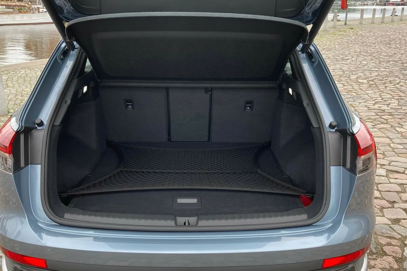 Mit 520 bis 1.490 Litern Kofferraumvolumen fasst das kompakte Elektro-SUV auch eine Menge Gepäck. Genug Platz für die Passagiere vorn und hinten gibt es sowieso.