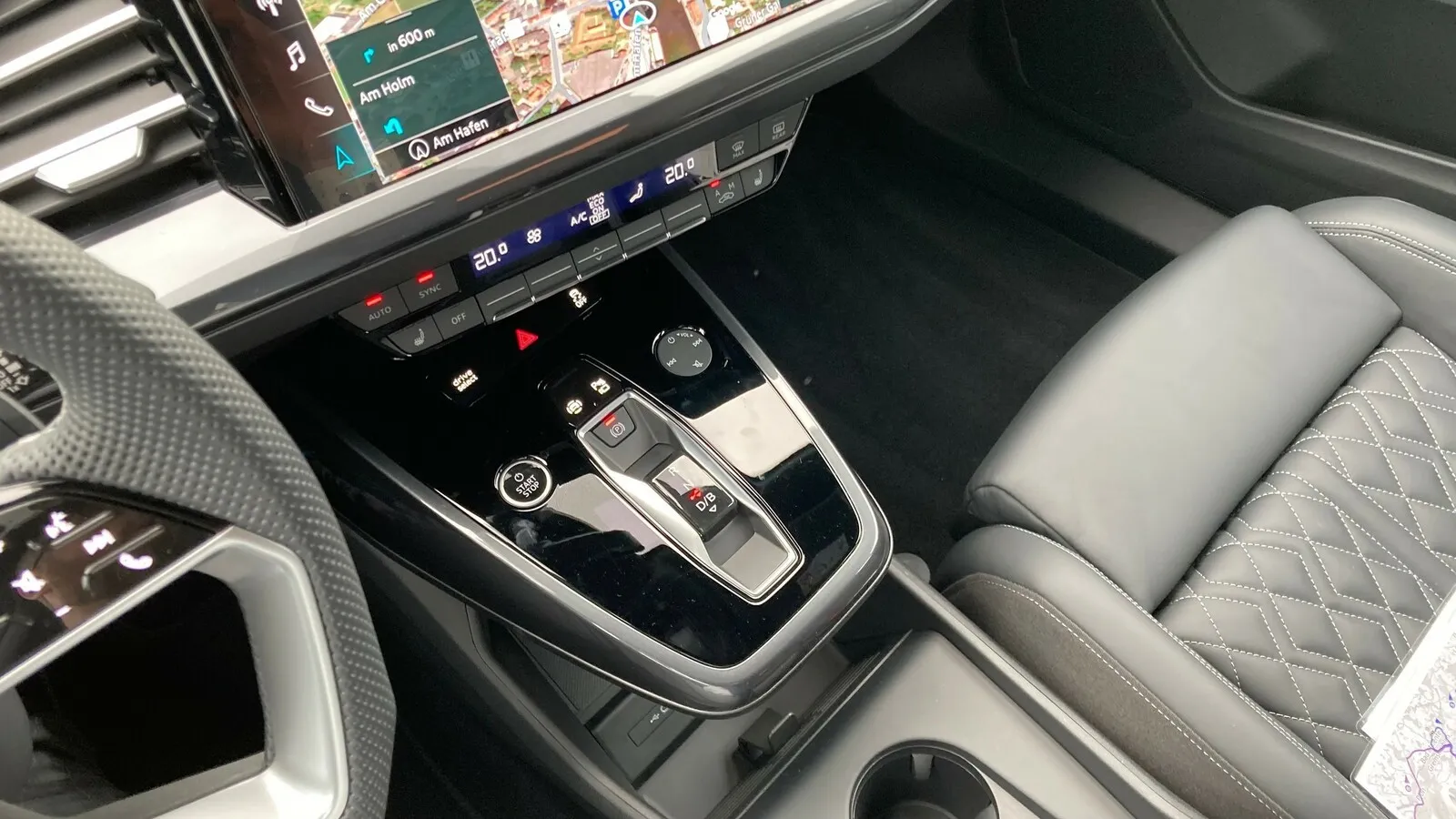 Tablettartig platzierte Konsole für die Schalteinheit.