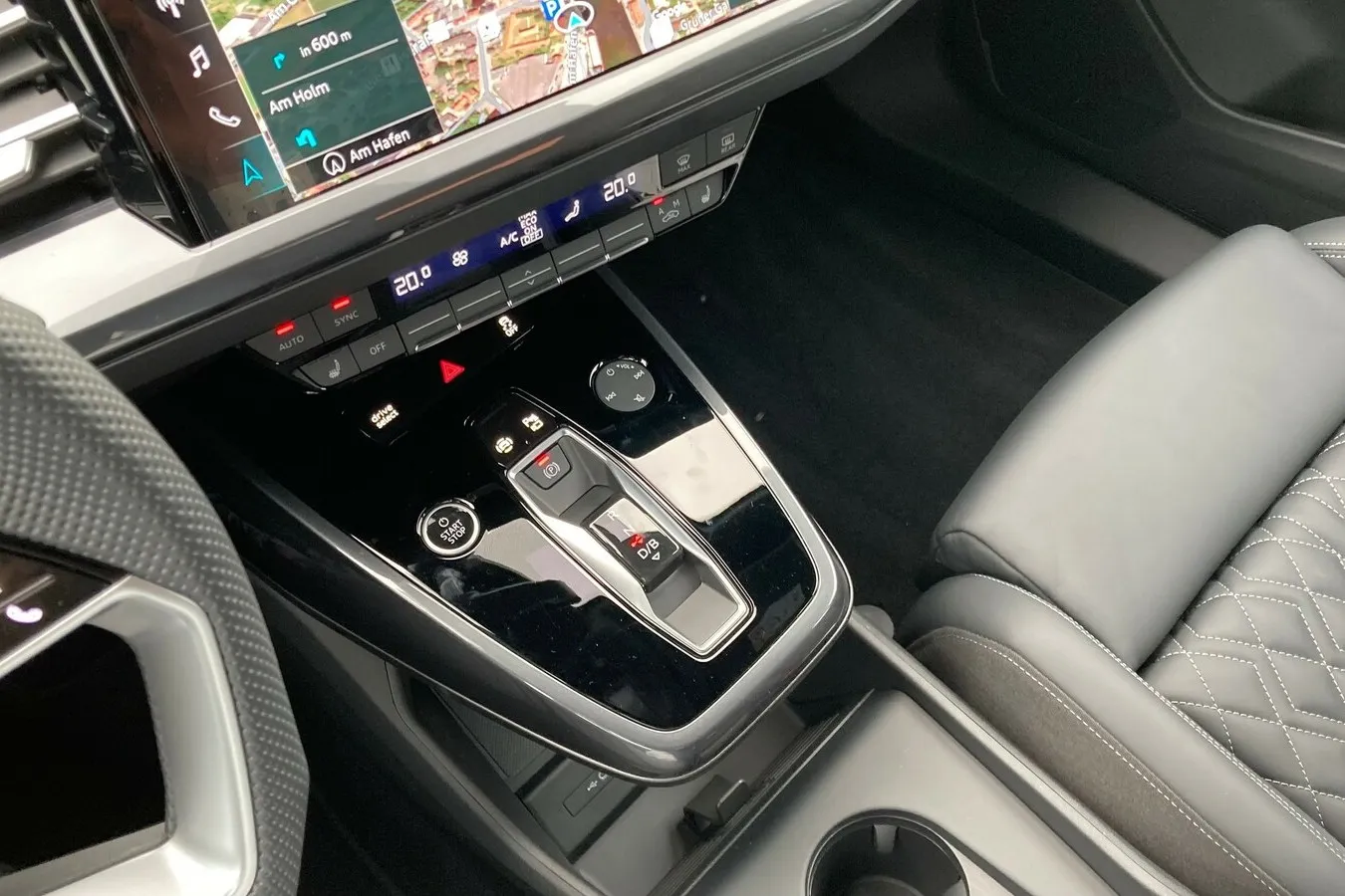 Tablettartig platzierte Konsole für die Schalteinheit.