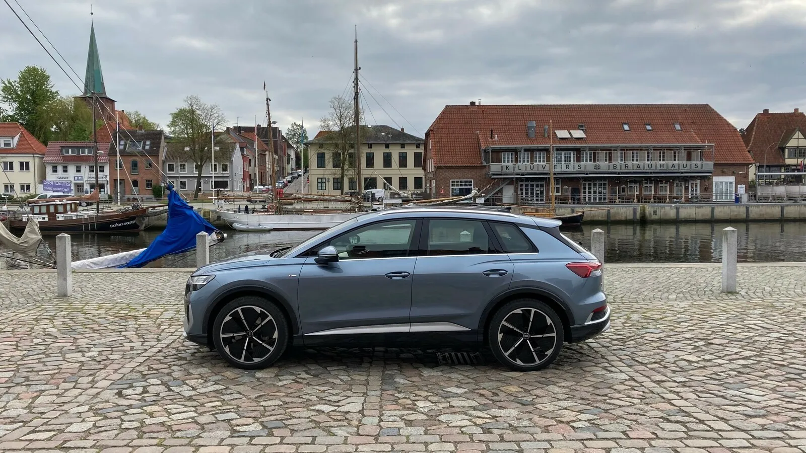 Der Q4 e-Tron ist als MEB-Derivat – abgesehen vom R8 – Audis erstes Modell mit Heckantrieb. Typisch ist auch die weit vorn platzierte A-Säule.