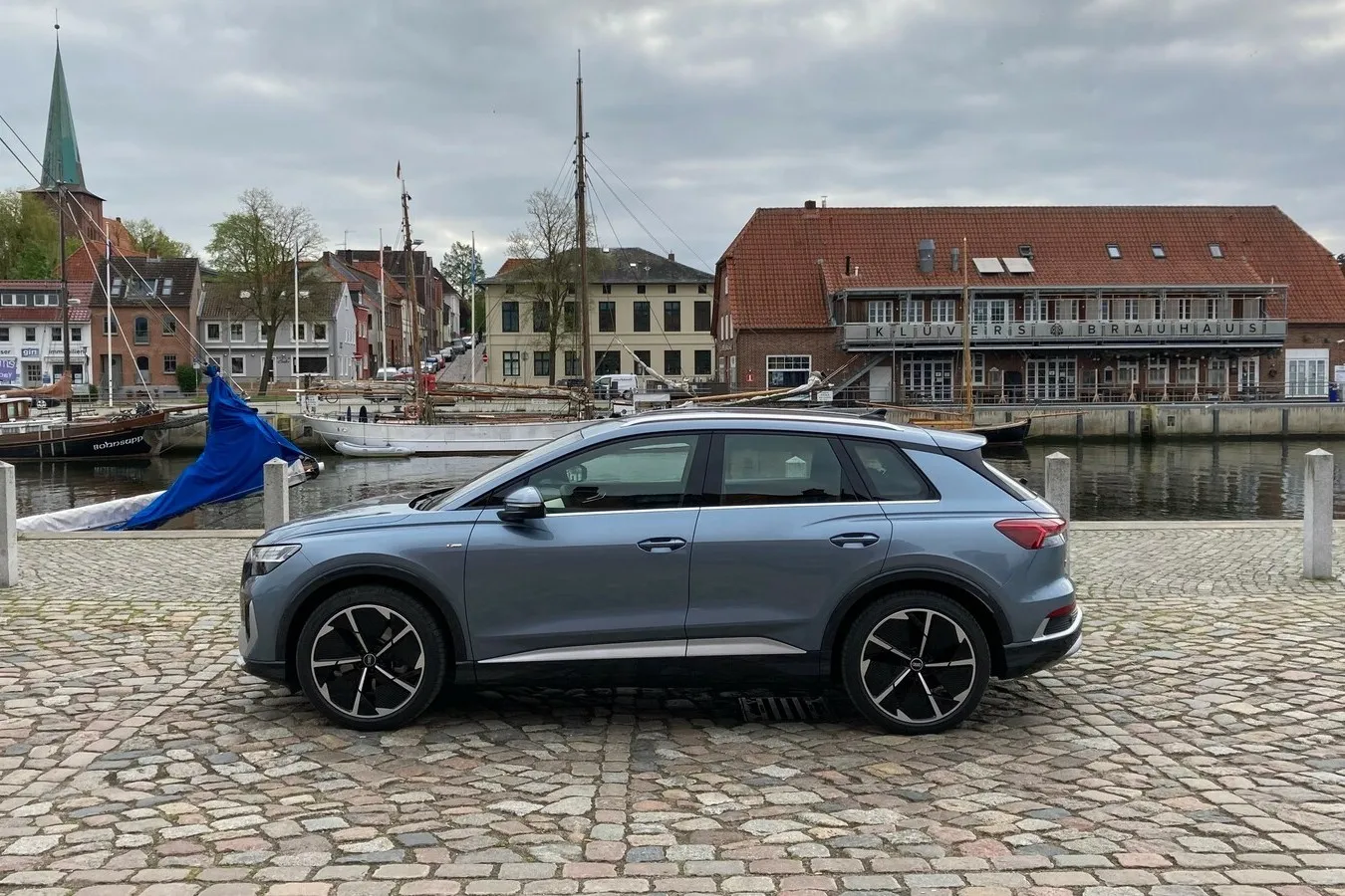 Der Q4 e-Tron ist als MEB-Derivat – abgesehen vom R8 – Audis erstes Modell mit Heckantrieb. Typisch ist auch die weit vorn platzierte A-Säule.