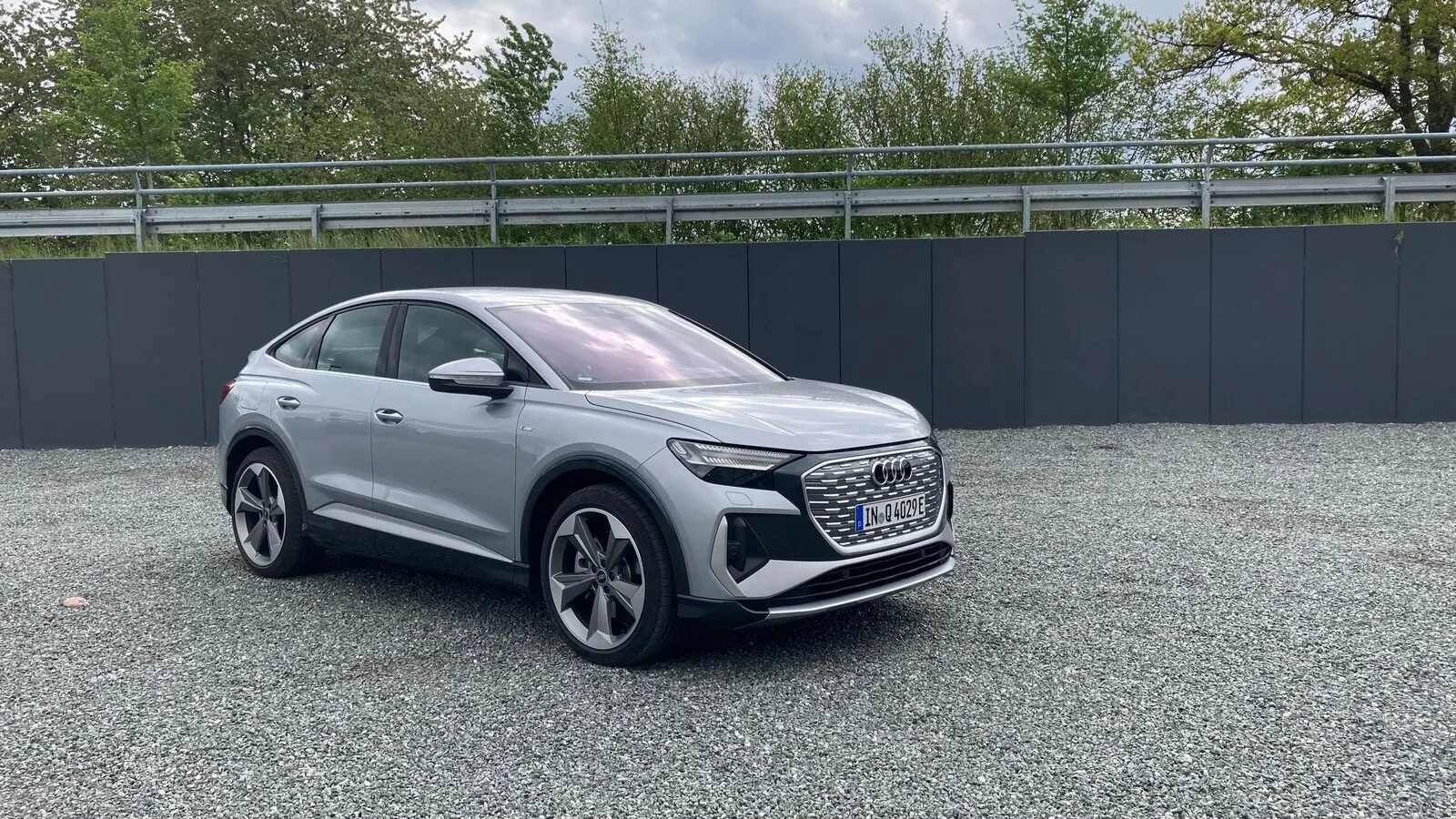 Neben dem konventionellen SUV bietet Audi mit dem Q4 Sportback e-Tron auch im C-Segment ein vollelektrisches SUV-Coupé an. Beide Modelle bieten vier Grafik-Konfigurationen für das LED-Tagfahrlicht.