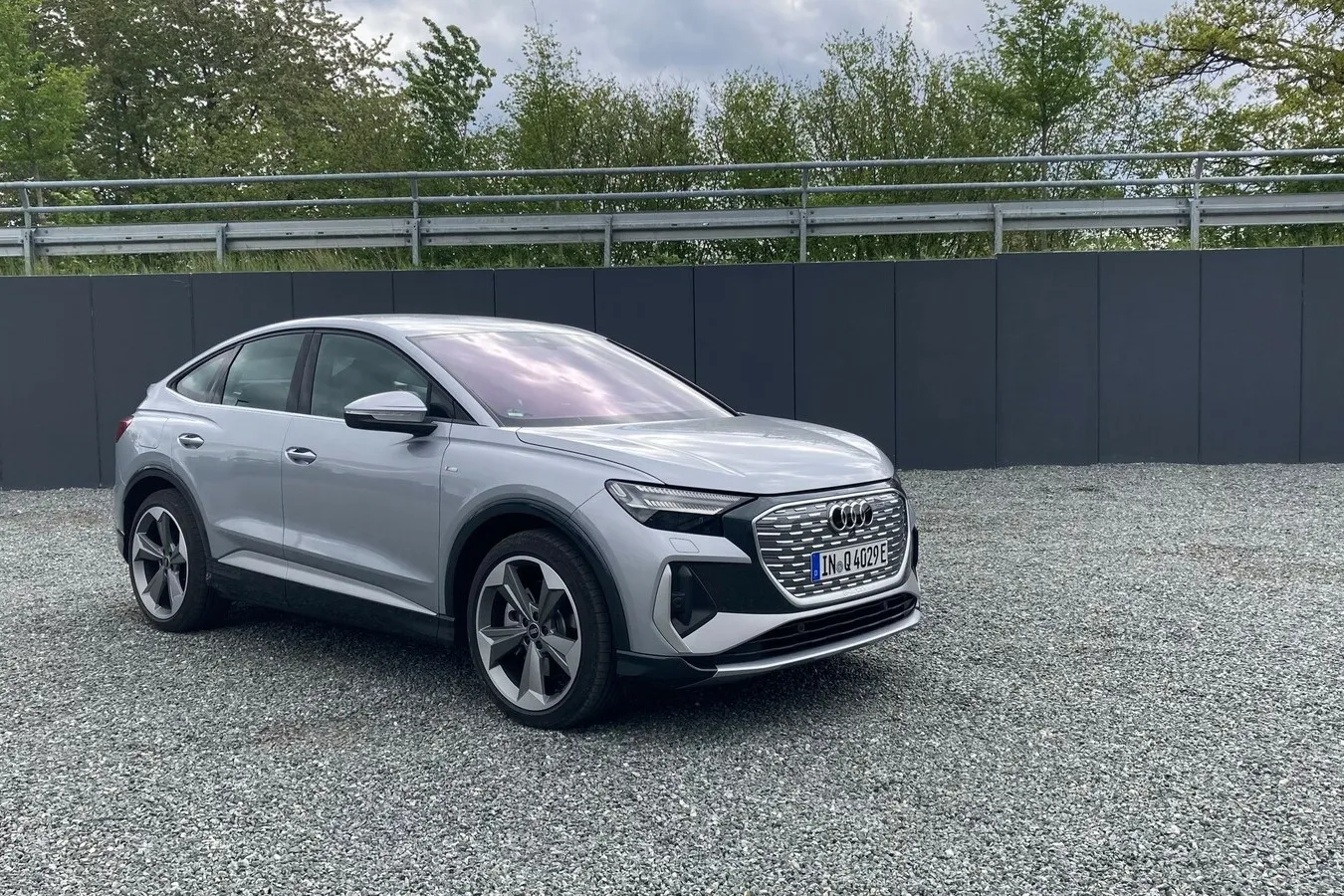 Neben dem konventionellen SUV bietet Audi mit dem Q4 Sportback e-Tron auch im C-Segment ein vollelektrisches SUV-Coupé an. Beide Modelle bieten vier Grafik-Konfigurationen für das LED-Tagfahrlicht.
