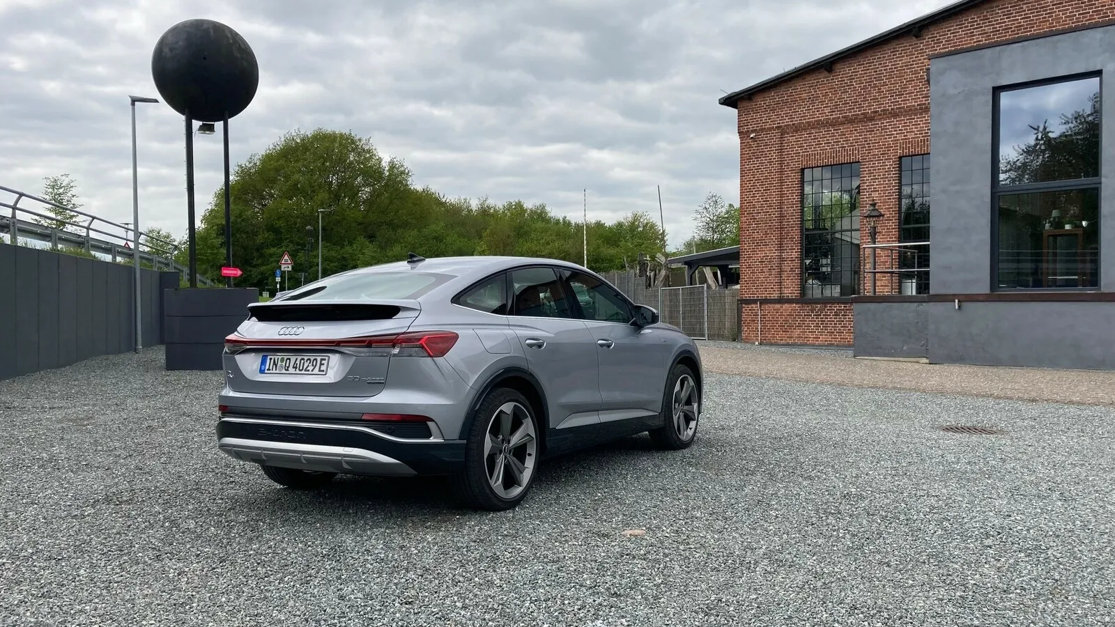 Trotz flach abfallender Dachlinie bietet auch der Q4 Sportback e-Tron genug Platz für Passagiere und Gepäck.