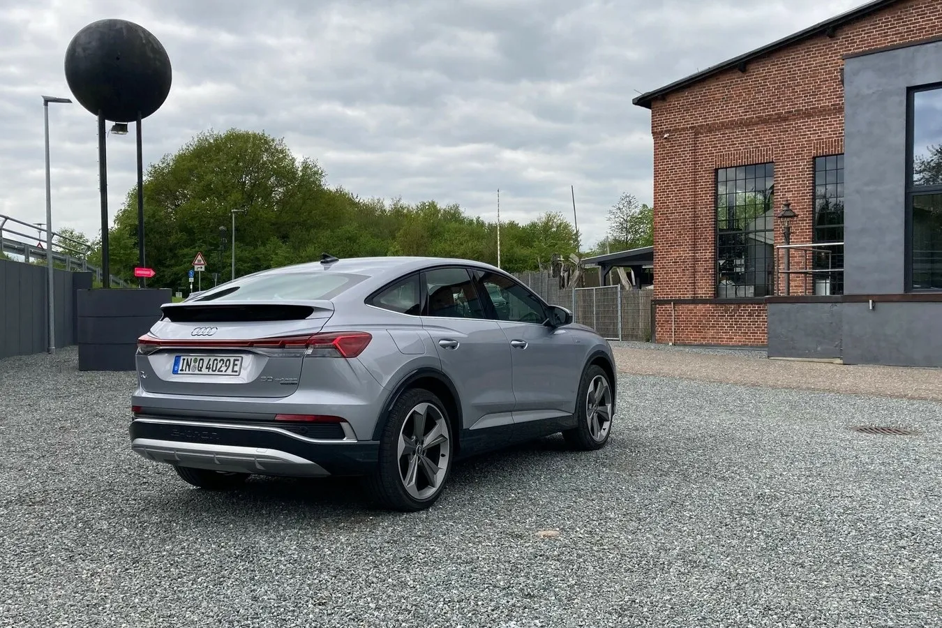 Trotz flach abfallender Dachlinie bietet auch der Q4 Sportback e-Tron genug Platz für Passagiere und Gepäck.
