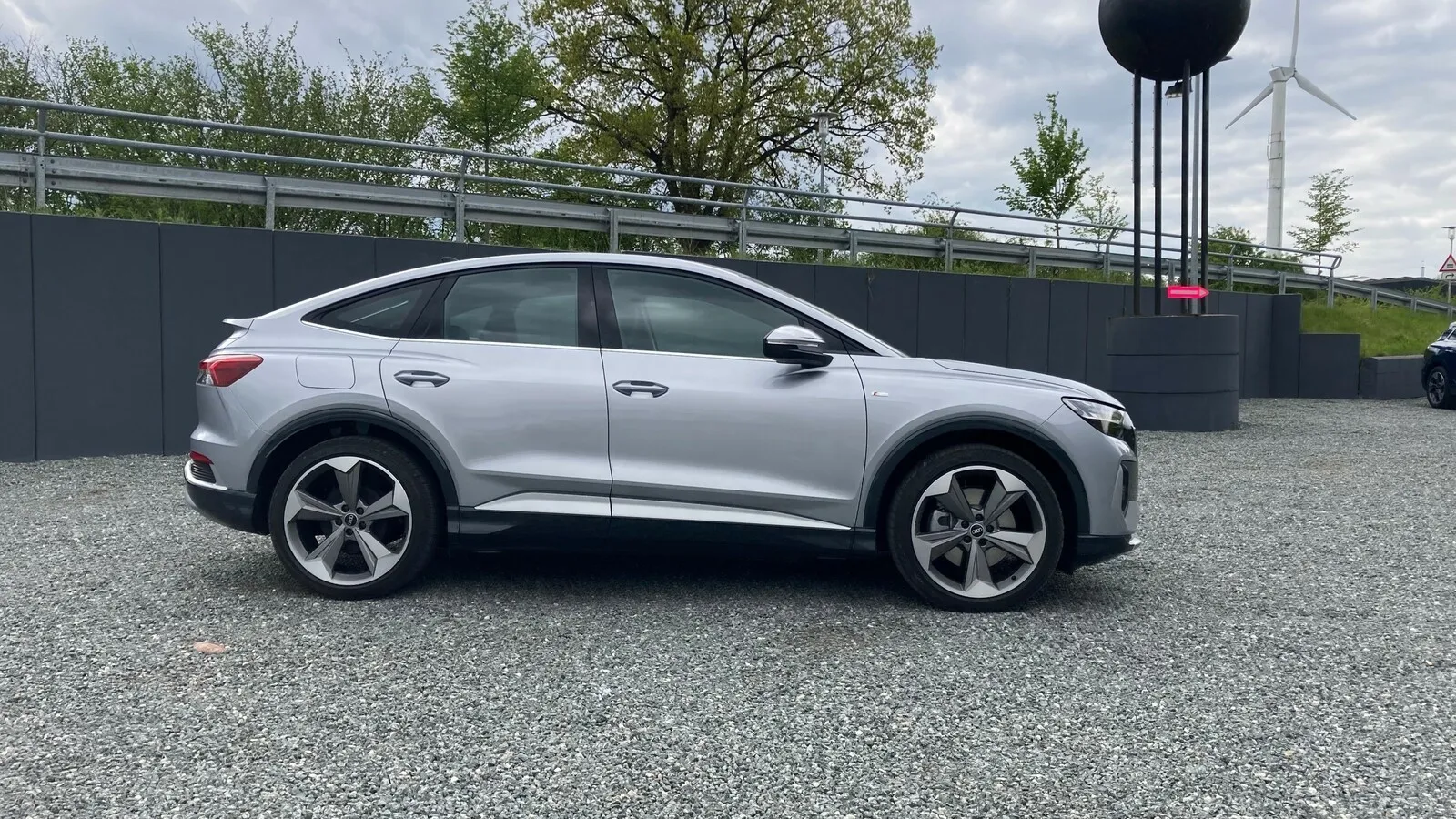 Die Linie des Q4 Sportback e-Tron erinnert an den großen Bruder e-Tron Sportback.