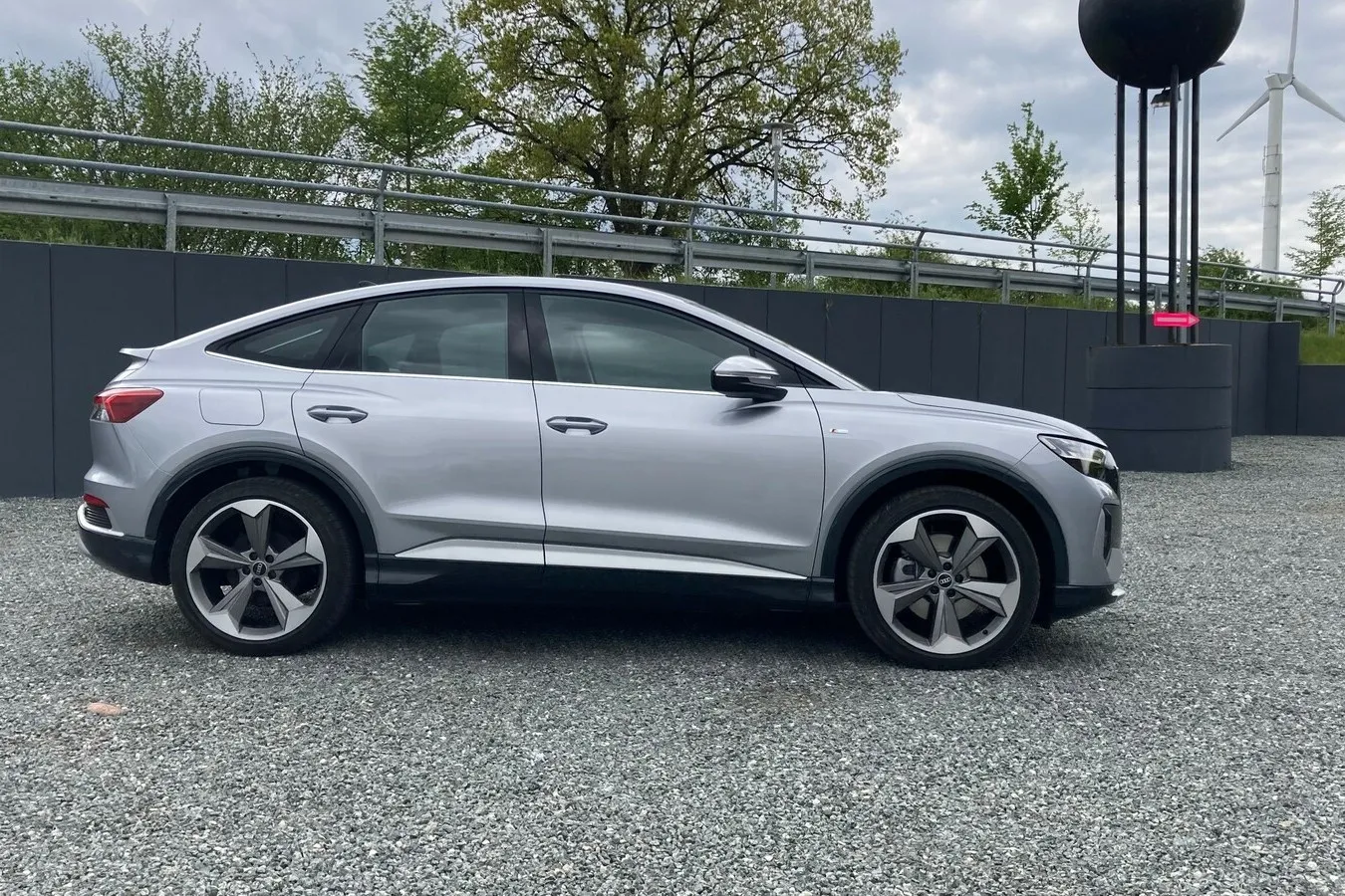 Die Linie des Q4 Sportback e-Tron erinnert an den großen Bruder e-Tron Sportback.