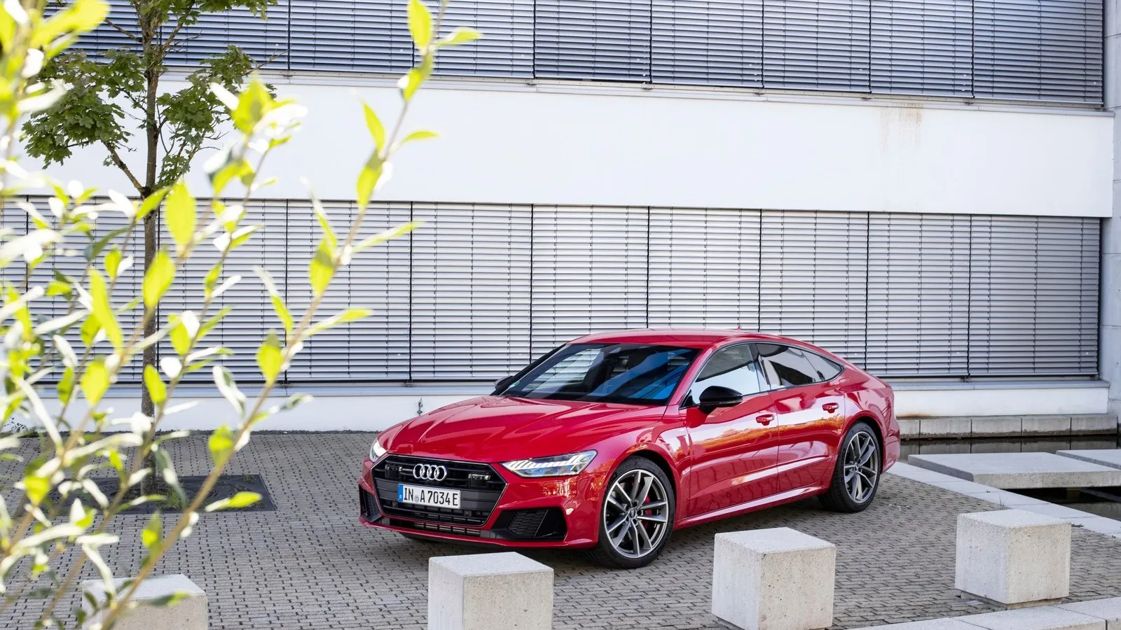 Static photo,
Colour: Tango red