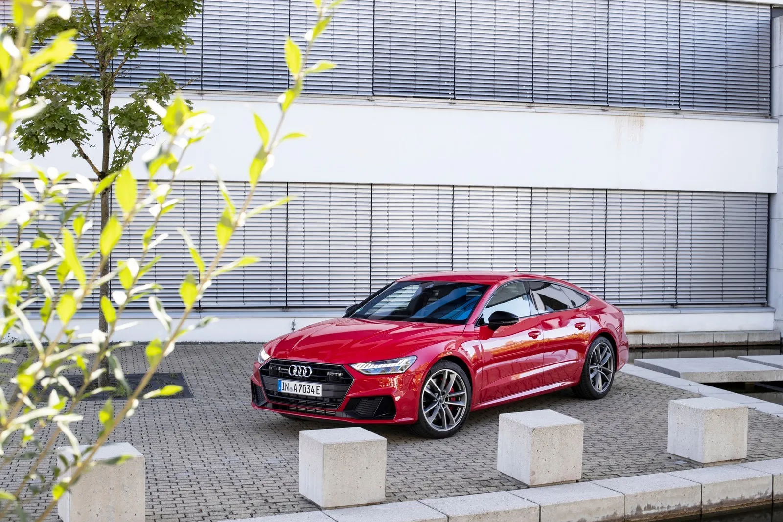 Static photo,
Colour: Tango red