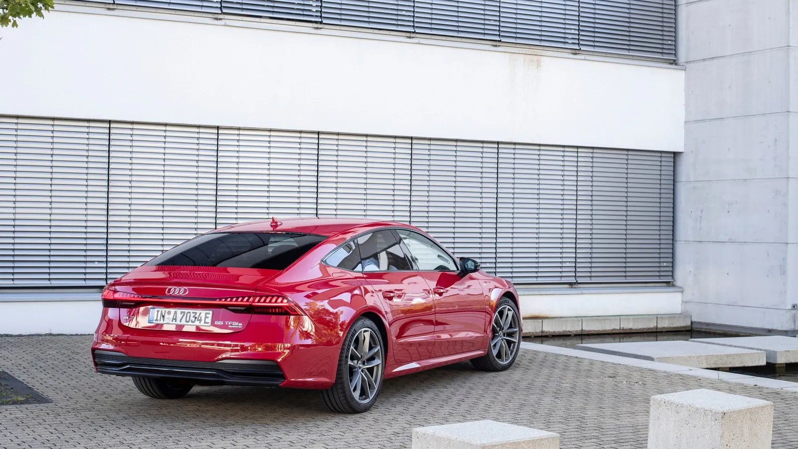 Static photo,
Colour: Tango red