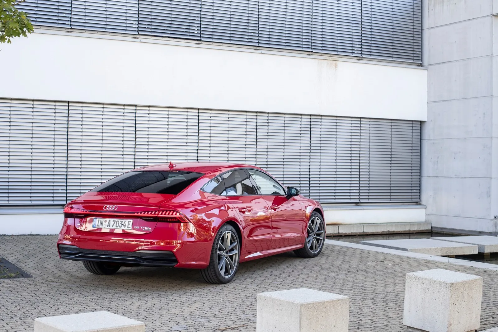 Static photo,
Colour: Tango red