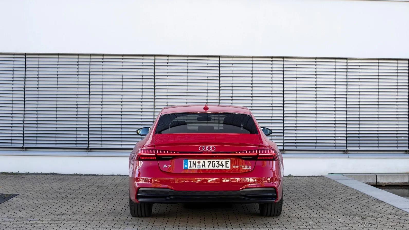 Static photo,
Colour: Tango red