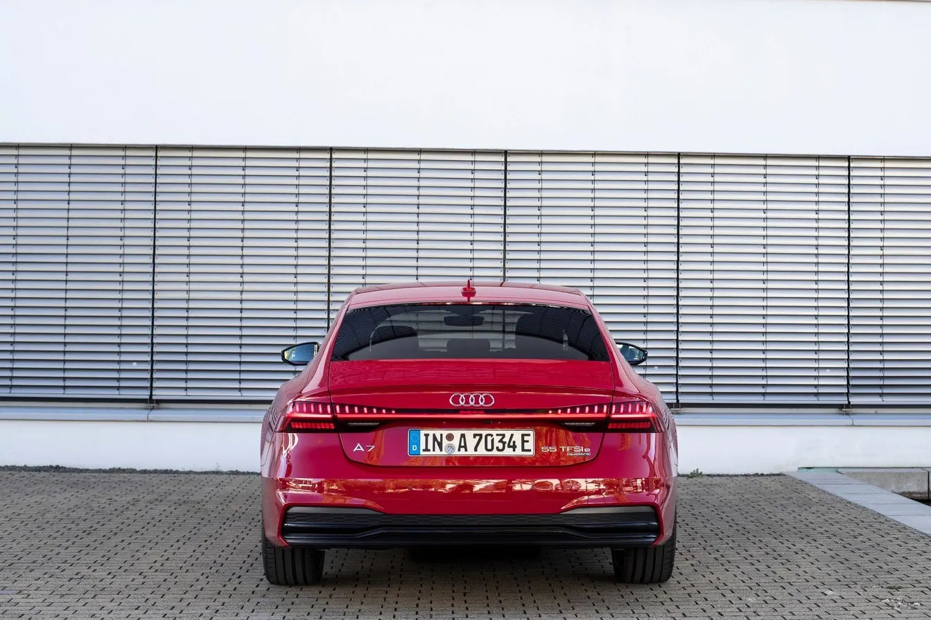 Static photo,
Colour: Tango red