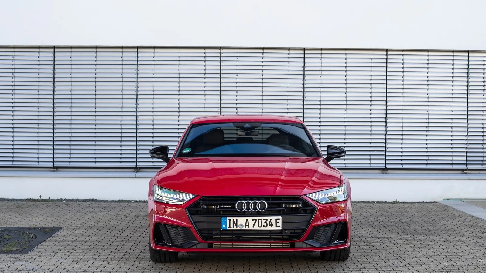 Static photo,
Colour: Tango red