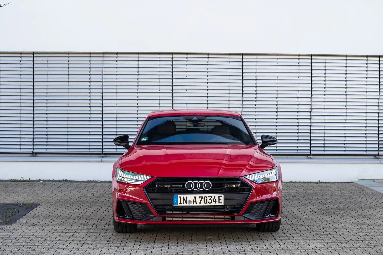 Static photo,
Colour: Tango red