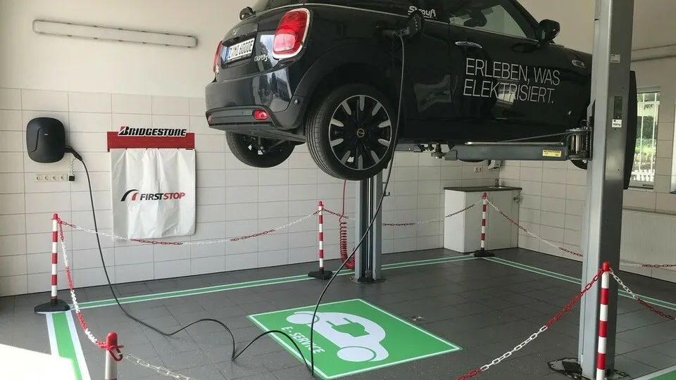 Eine eigene Beschilderung bei First Stop zeigt: Das eigene Servicenetz versteht sich auf den Umgang mit Elektrofahrzeugen.