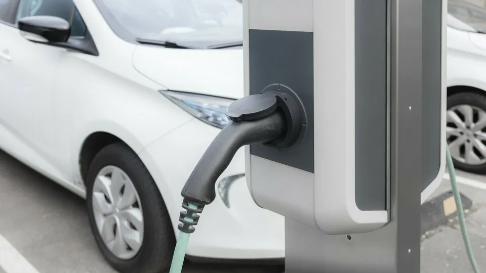 Eine eigene Ladeinfrastruktur vereinfacht die Einführung der Elektromobilität im Unternehmen deutlich.