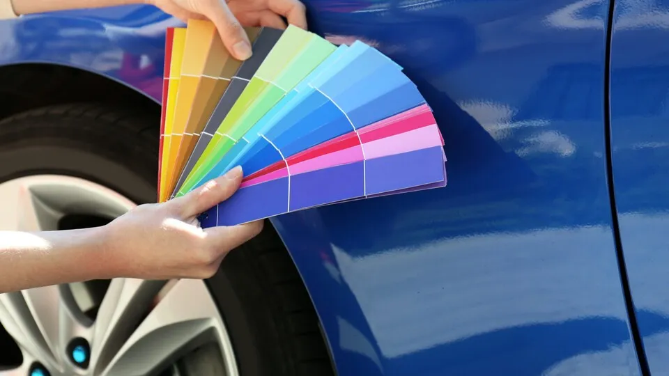 Bei den Lackfarben von Gebrauchtwagen zeigen sich klare Trends: Welche Farben beliebt sind, unterscheidet sich je nach Fahrzeugalter und Land teils deutlich.