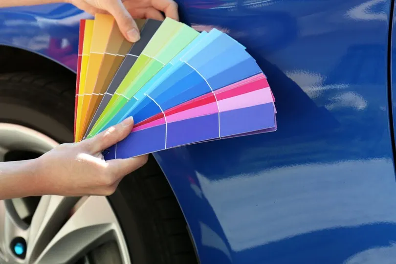 Bei den Lackfarben von Gebrauchtwagen zeigen sich klare Trends: Welche Farben beliebt sind, unterscheidet sich je nach Fahrzeugalter und Land teils deutlich.