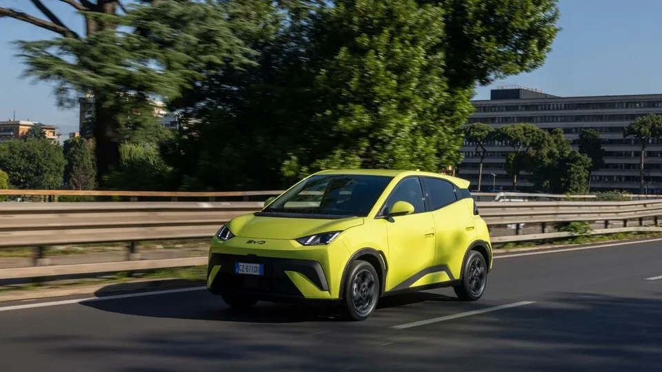 BYD drängt mit günstigen E-Autos wie dem Dolphin und großzügigen Rabatten in den deutschen Automarkt, was für allgemein sinkende E-Autopreise sorgt.