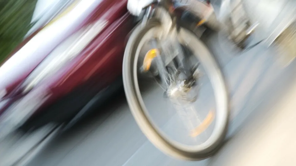 Das Überholverbot an unübersichtlichen Stellen gemäß Paragraf 5 Absatz 2 StVO dient nicht nur dem Schutz des Gegenverkehrs, sondern auch dem Schutz des zu überholenden Verkehrsteilnehmers