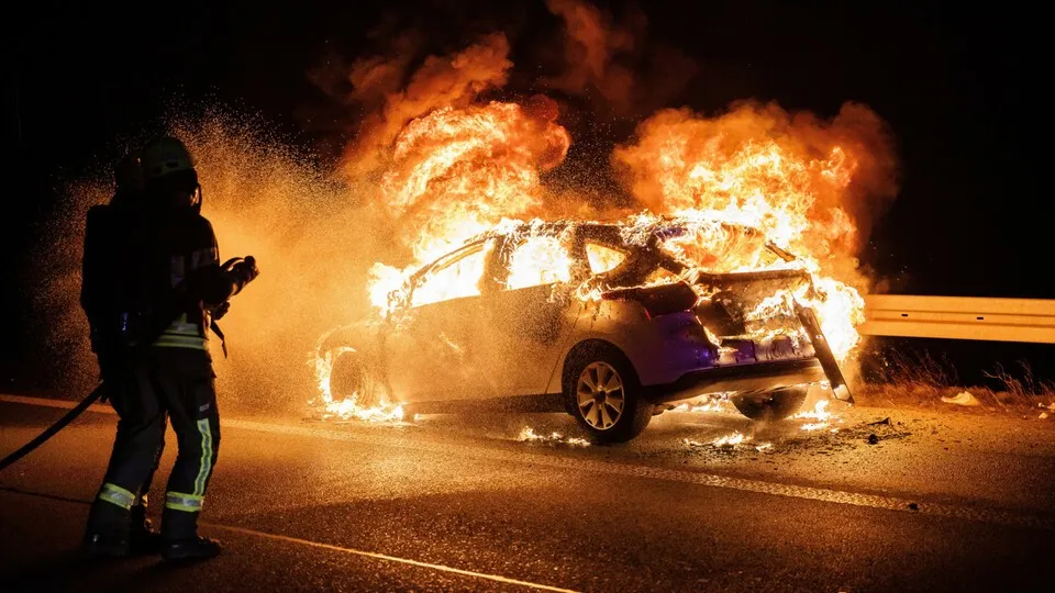 Studien zufolge brennen E-Autos nicht öfter als Verbrenner. Aber sie brennen anders und erfordern andere Löschmethoden.