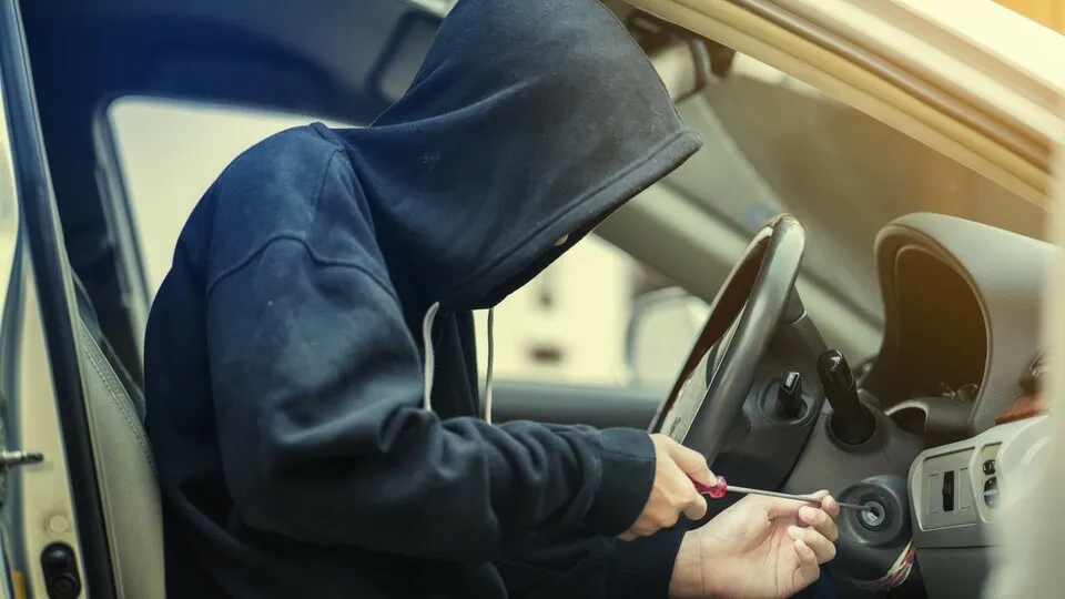autodieb
side view of car thief in action