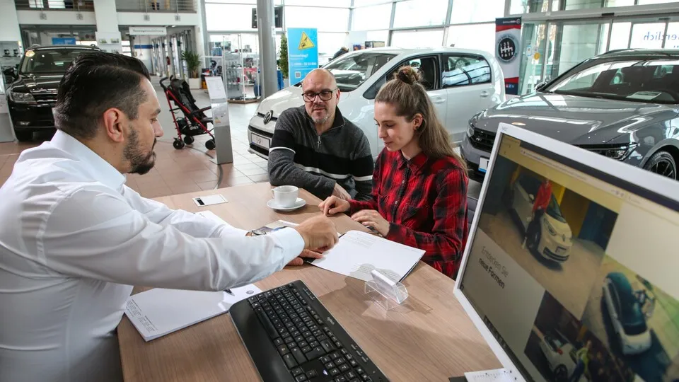 Der Autohandel muss in den kommenden Monaten um Kunden werben.