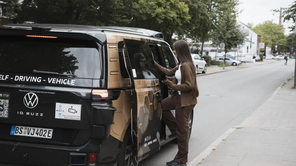 Mit den ersten Tests autonomer Fahrdienste rücken auch die Anforderungen an einen sicheren Regelbetrieb stärker in den Fokus.
