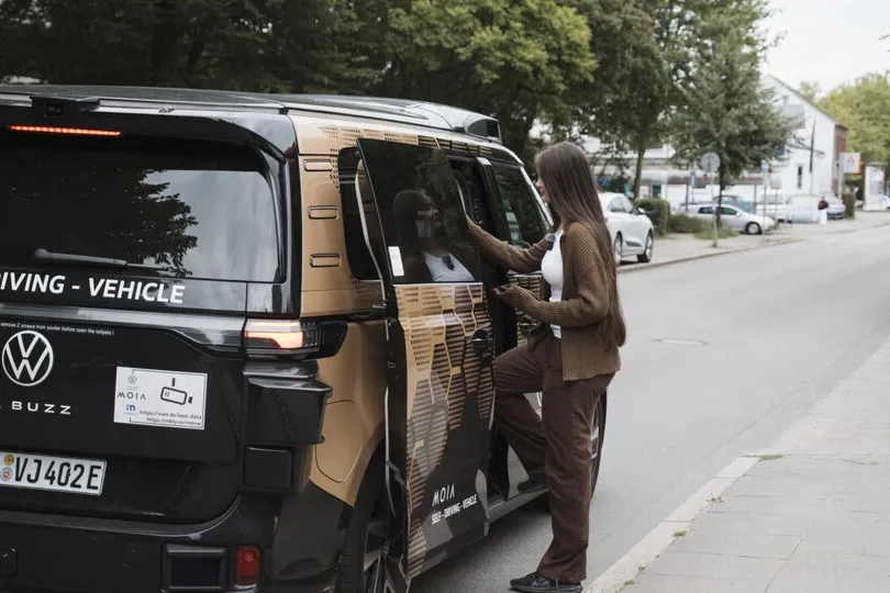 Mit den ersten Tests autonomer Fahrdienste rücken auch die Anforderungen an einen sicheren Regelbetrieb stärker in den Fokus.