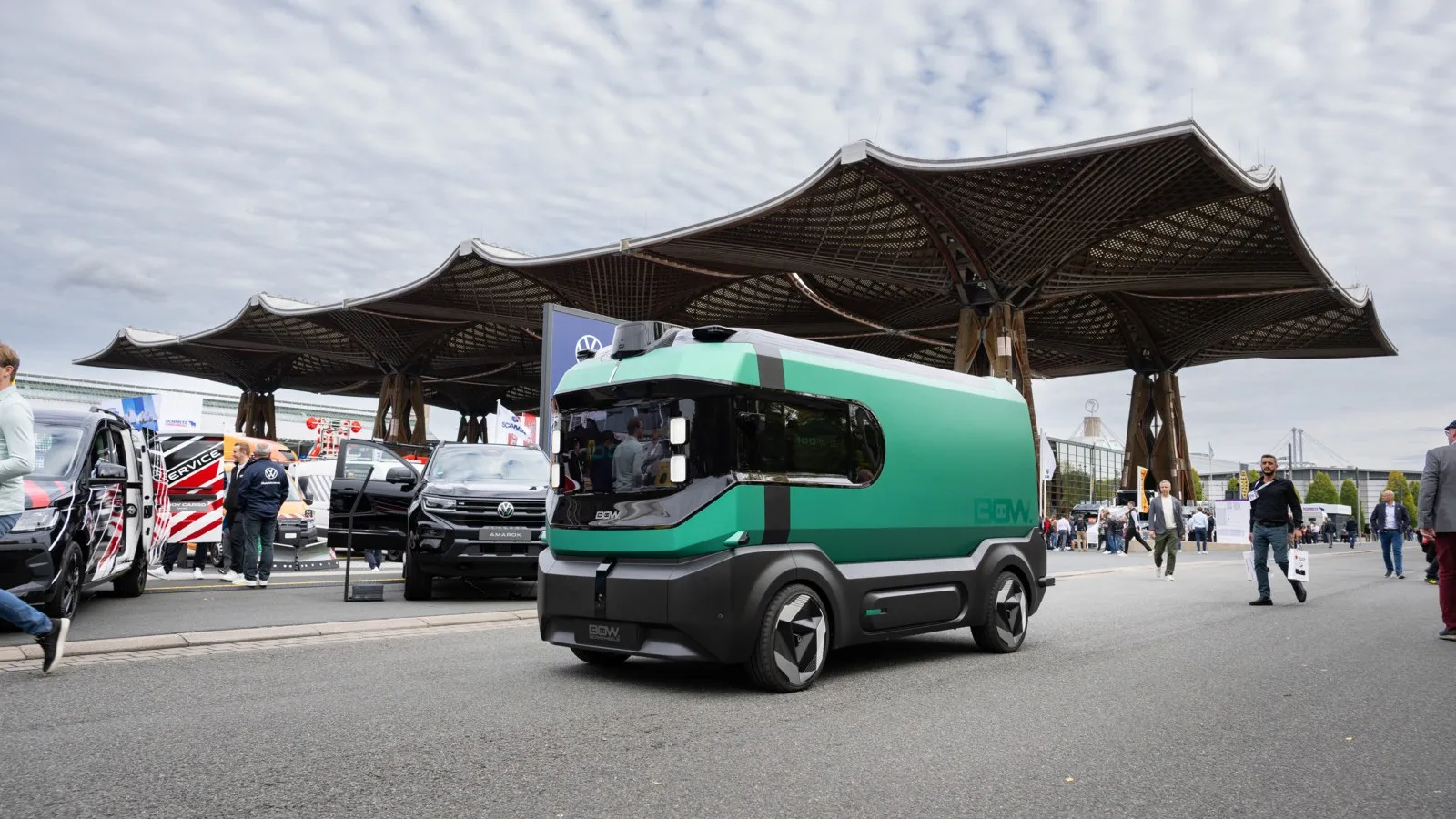 Der vollelektrische BOW von Stellantis Pro One fuhr ganz ohne Fahrer durch das Messegelände.