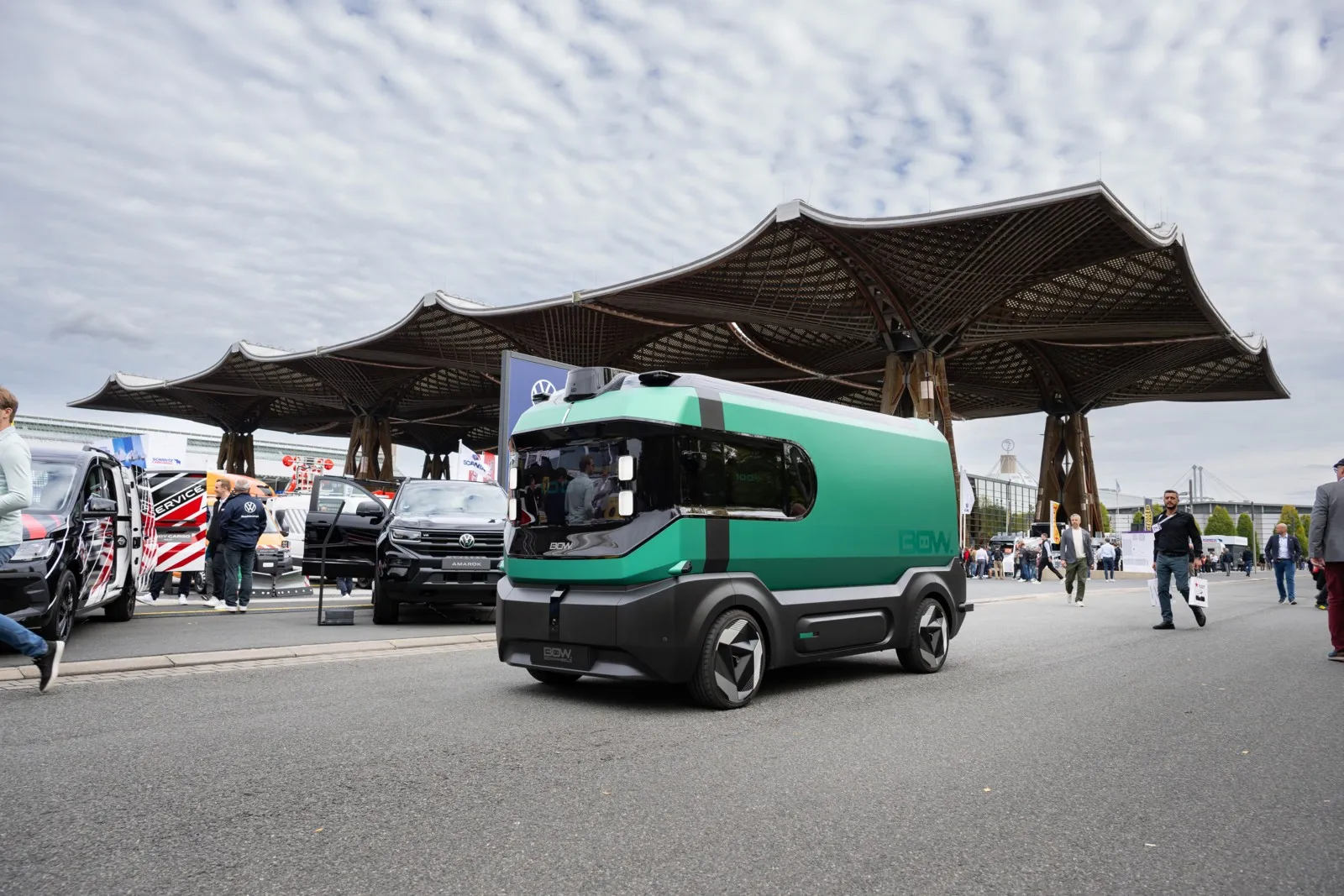 Der vollelektrische BOW von Stellantis Pro One fuhr ganz ohne Fahrer durch das Messegelände.