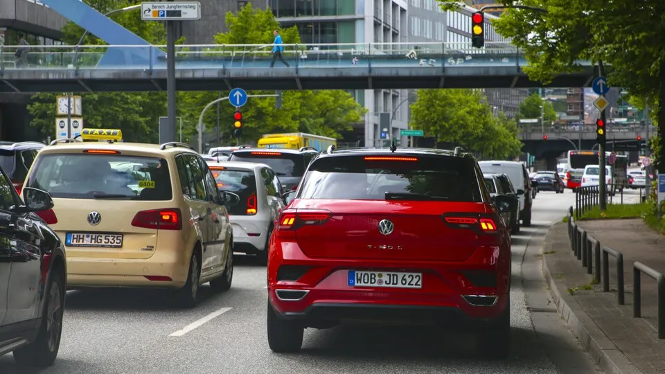 Viele deutsche Arbeitnehmer pendeln in die Großstädte.