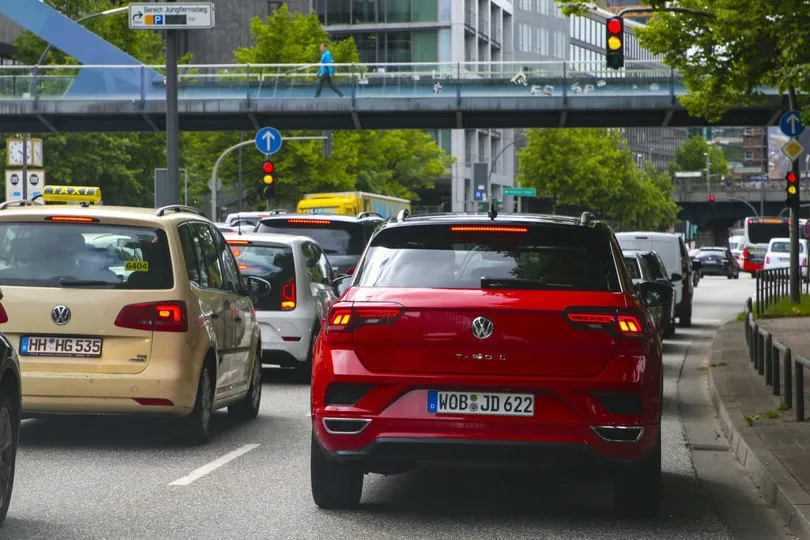Viele deutsche Arbeitnehmer pendeln in die Großstädte.