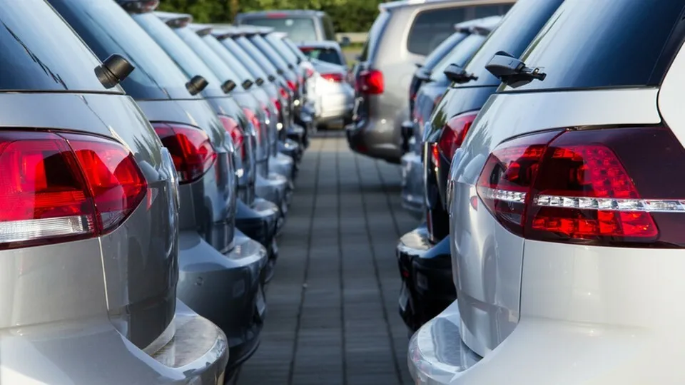 Viele Autos stehen Heck an Heck in einer Reihe