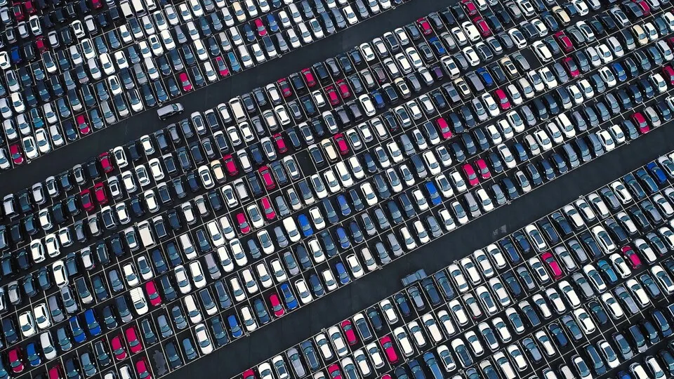 Zukunft auf dem Hof: Fahrzeuginnovationen beeinflussen Sortiment und Service im Kfz-Gewerbe.