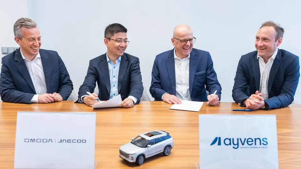 Omoda & Jaecoo und Ayvens besiegeln ihre Kooperation für den deutschen Markt. Von links: Michael Mandery, Eric Zheng, Martin Kössler und Dr. Stefan Koch.