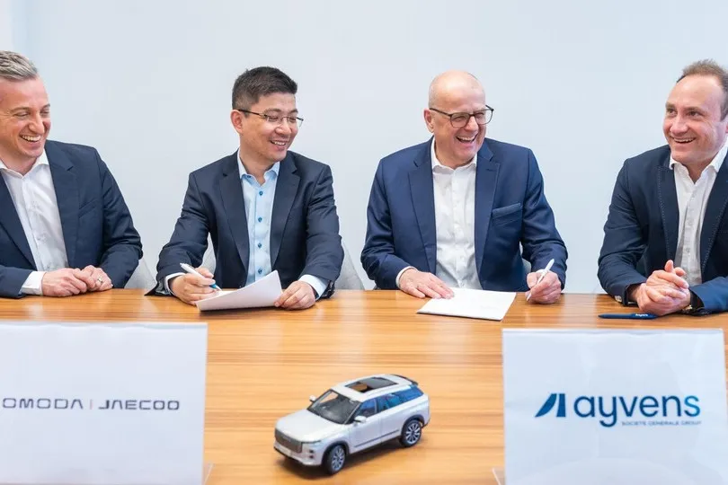 Omoda & Jaecoo und Ayvens besiegeln ihre Kooperation für den deutschen Markt. Von links: Michael Mandery, Eric Zheng, Martin Kössler und Dr. Stefan Koch.